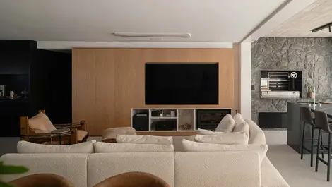 TV, Monitors, Projectors - What is the ultimate screen for your entertainment set up in 2026?